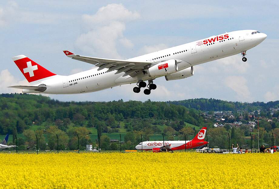 Ein SWISS-Flugzeug startet in Zürich