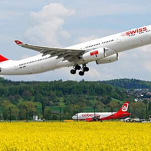 Ein SWISS-Flugzeug startet in Zürich