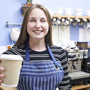 Junge Frau arbeitet in einer Kaffeebar