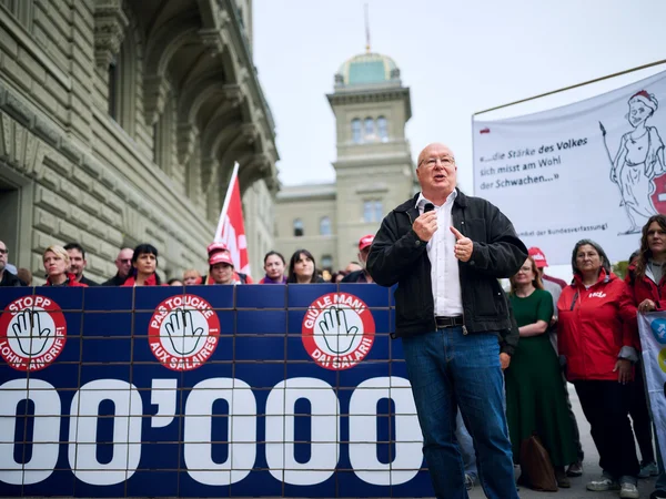 SGB-Präsident Pierre-Yves Maillard an der Einreichung.