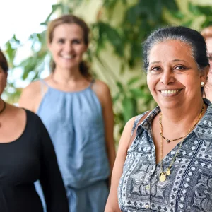 Migration Lachende Frauen mit Migrationshintergrund