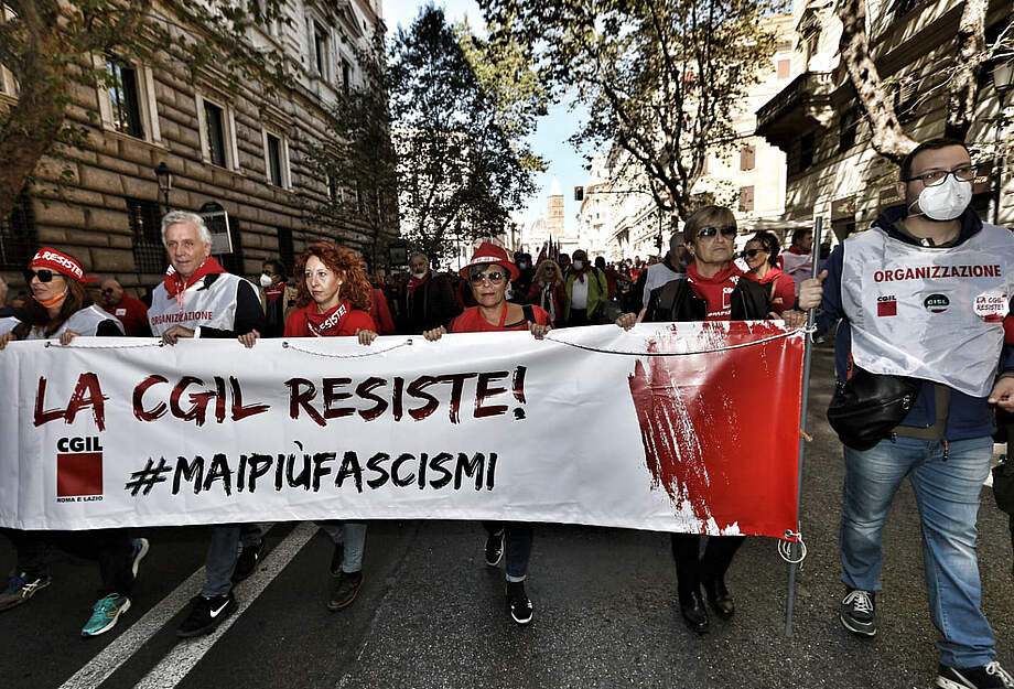 Demo "Mai più fascismi" 16. 10. 2021 in Rom, Fronttransparent